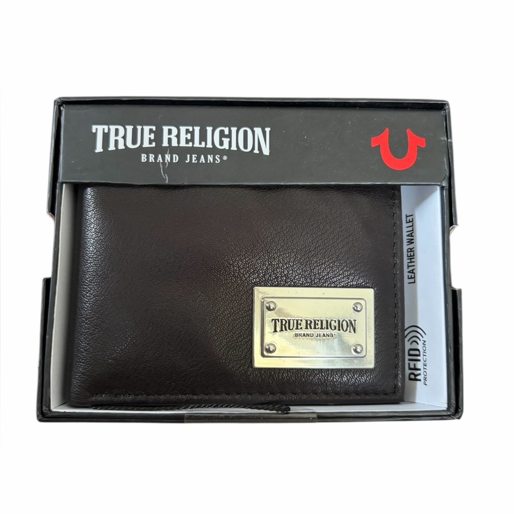 True Religion‎ wallet New with tags in
Box gift